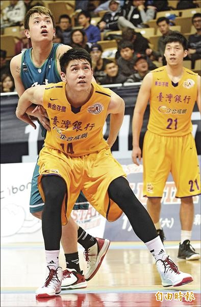 台銀中鋒林郅為(前)與富邦勇士張容軒在禁區卡位爭搶籃板。(記者陳志曲攝) 台銀中鋒林郅為(前)與富邦勇士張容軒在禁區卡位爭搶籃板。(記者陳志曲攝)