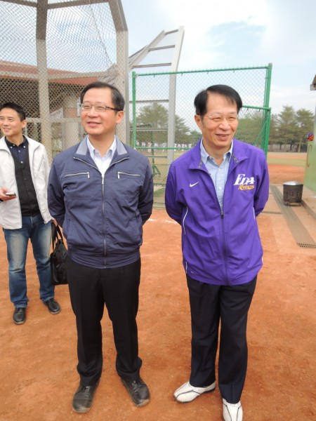 中職準會長吳志揚表示,11月首度登場的世界棒球12強賽,可預期中職派出明星陣容參加。圖為吳志揚(左)日前參訪義大犀牛第二階段春訓。(資料照,記者郭羿婕攝) 中職準會長吳志揚表示,11月首度登場的世界棒球12強賽,可預期中職派出明星陣容參加。圖為吳志揚(左)日前參訪義大犀牛第二階段春訓。(資料照,記者郭羿婕攝)