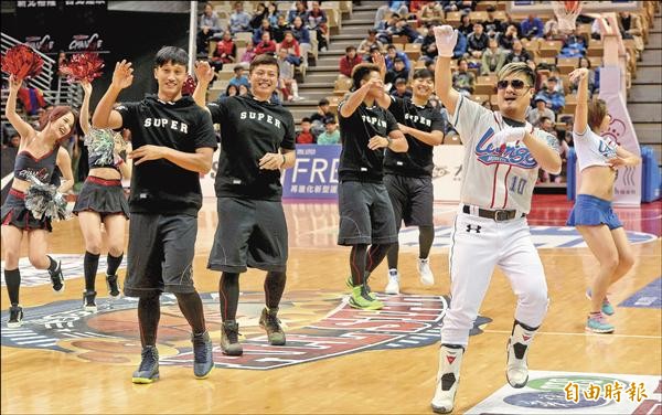 籃棒跨界合作，中職桃猿隊余德龍等球員參與SBL明星賽活動，和在啦啦隊長阿誠帶動下，一起跳Lamigo加油舞與球迷同歡。（記者林正堃攝）