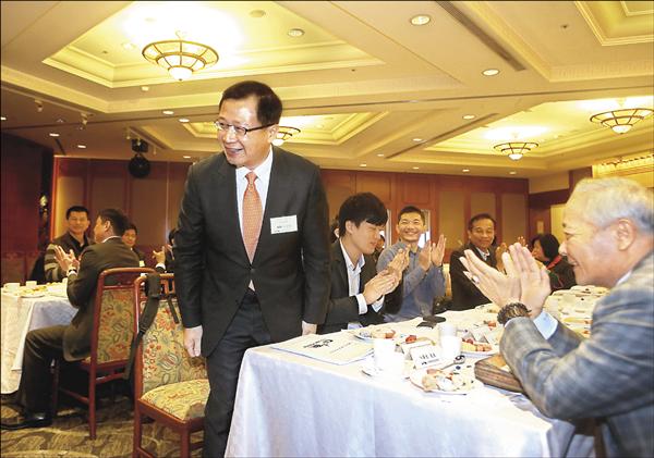 前桃園縣長吳志揚正式走馬上任,擔任中職新會長,他深深鞠躬表達感謝。(圖:聯盟提供) 前桃園縣長吳志揚正式走馬上任,擔任中職新會長,他深深鞠躬表達感謝。(圖:聯盟提供)
