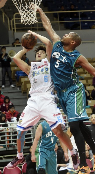富邦陶斯(右)這場比賽貢獻25分、25籃板。(記者陳志曲攝) 富邦陶斯(右)這場比賽貢獻25分、25籃板。(記者陳志曲攝)