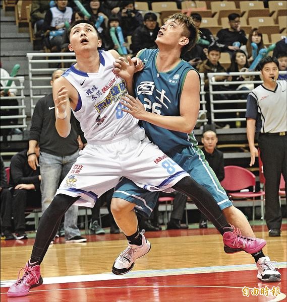 富邦勇士張容軒(右)與達欣朱億宗爭搶籃板。(記者陳志曲攝) 富邦勇士張容軒(右)與達欣朱億宗爭搶籃板。(記者陳志曲攝)