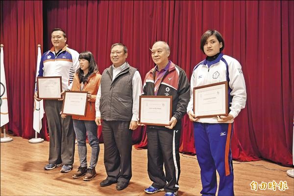 田徑選手張銘煌(左一)、射箭女將譚雅婷(左二)與拳擊好手陳念琴(右一)接受國際奧會獎學金,合庫教練陳秀恩(右二)代戴資穎出席,由中華奧會主席林鴻道頒獎。(記者卓佳萍攝) 田徑選手張銘煌(左一)、射箭女將譚雅婷(左二)與拳擊好手陳念琴(右一)接受國際奧會獎學金,合庫教練陳秀恩(右二)代戴資穎出席,由中華奧會主席林鴻道頒獎。(記者卓佳萍攝)