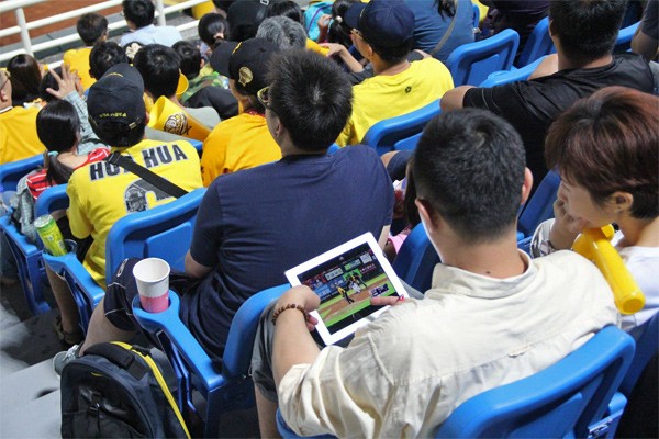 網路直播影音平台CPBL TV在上個球季廣受好評,許多球迷用平板就能收看每場賽事。(圖:取自心棒強俱樂部臉書) 網路直播影音平台CPBL TV在上個球季廣受好評,許多球迷用平板就能收看每場賽事。(圖:取自心棒強俱樂部臉書)