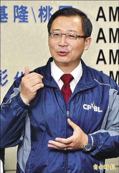 中職會長吳志揚在廣播電台開設新節目推廣職棒。(記者王藝菘攝) 中職會長吳志揚在廣播電台開設新節目推廣職棒。(記者王藝菘攝)