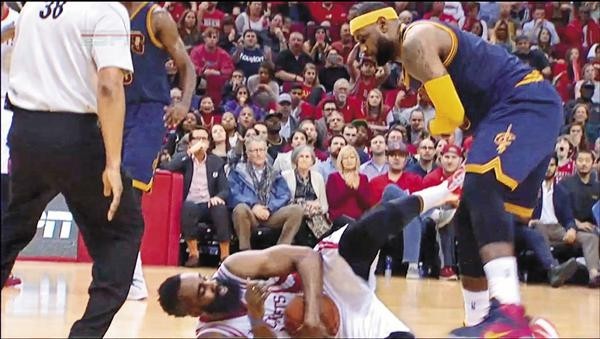 火箭「大鬍子」哈登(James Harden)昨役踢了騎士「大帝」詹姆斯(LeBron James)重要部位,今天聯盟宣佈罰他禁賽一場。(圖擷取自Bleacher Report) 火箭「大鬍子」哈登(James Harden)昨役踢了騎士「大帝」詹姆斯(LeBron James)重要部位,今天聯盟宣佈罰他禁賽一場。(圖擷取自Bleacher Report)