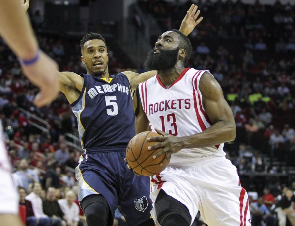 NBA聯盟認定在火箭輸給灰熊的比賽中,漏判了「大鬍子」哈登(James Harden)在讀秒階段被毀掉的上籃。(USA Today Sports) NBA聯盟認定在火箭輸給灰熊的比賽中,漏判了「大鬍子」哈登(James Harden)在讀秒階段被毀掉的上籃。(USA Today Sports)