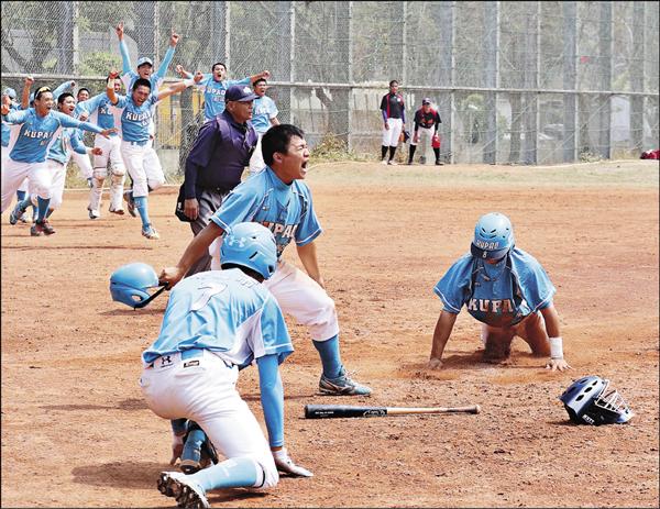 穀保家商在10局下才靠陳琥再見安打,6:5氣走桃園農工,全隊相當興奮。(學生棒球聯盟提供) 穀保家商在10局下才靠陳琥再見安打,6:5氣走桃園農工,全隊相當興奮。(學生棒球聯盟提供)