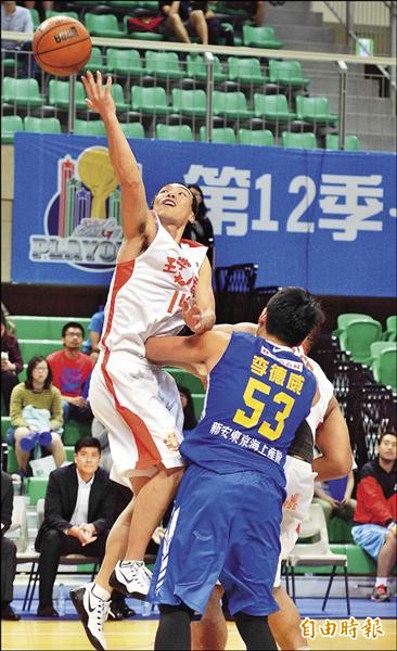 璞園在季後賽搶下第2勝,蔡文誠(左)昨役攻得17分、11籃板。(記者王藝菘攝) 璞園在季後賽搶下第2勝,蔡文誠(左)昨役攻得17分、11籃板。(記者王藝菘攝)