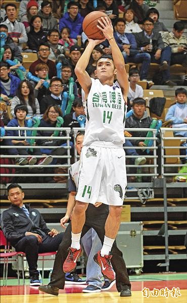 台啤控衛蔣淯安上役從板凳挹注19分火力支援,是擊敗勇士的功臣。(資料照,記者陳志曲攝) 台啤控衛蔣淯安上役從板凳挹注19分火力支援,是擊敗勇士的功臣。(資料照,記者陳志曲攝)
