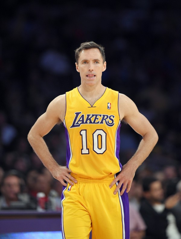 曾榮獲2次NBA最有價值球員、現年高齡41歲的湖人老將奈許,21日正式宣布退休,結束19年的NBA生涯。(美聯社) 曾榮獲2次NBA最有價值球員、現年高齡41歲的湖人老將奈許,21日正式宣布退休,結束19年的NBA生涯。(美聯社)