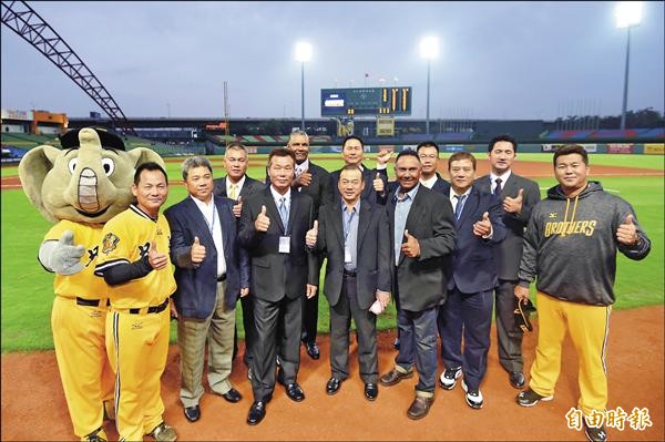 不老兄弟重現25年前第一球 自由體育