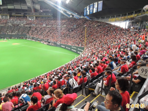 日本有女球迷2010年於札幌巨蛋內野席看球時,被界外飛球砸中,右眼失明,日本法院判決球團必須賠償該名女子4190萬日圓。(資料照,記者郭羿婕攝) 日本有女球迷2010年於札幌巨蛋內野席看球時,被界外飛球砸中,右眼失明,日本法院判決球團必須賠償該名女子4190萬日圓。(資料照,記者郭羿婕攝)