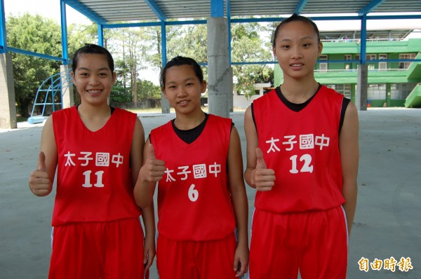 太子國中女籃陳雅彤(右起)、田桂禎、謝靜萱在全國聯賽表現傑出。(記者楊金城攝) 太子國中女籃陳雅彤(右起)、田桂禎、謝靜萱在全國聯賽表現傑出。(記者楊金城攝)