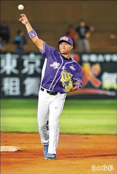 義大犀牛二壘手林威廷因為打擊不振降二軍調整,總教練馮喬許希望他趕快克服「新人第二年症候群」。(資料照,記者黃志源攝) 義大犀牛二壘手林威廷因為打擊不振降二軍調整,總教練馮喬許希望他趕快克服「新人第二年症候群」。(資料照,記者黃志源攝)