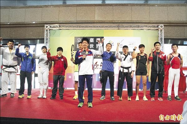 新北市全中運25日點燃戰火,將是寶島「小飛魚」卓承齊(中)挑戰亞、奧運的夢想起點。(記者梁偉銘攝) 新北市全中運25日點燃戰火,將是寶島「小飛魚」卓承齊(中)挑戰亞、奧運的夢想起點。(記者梁偉銘攝)
