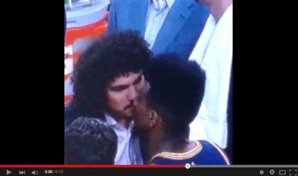 騎士中鋒瓦萊喬(Anderson Varejao)與香伯特(Iman Shumpert)疑似要交頭接耳,卻不小心雙唇交合。(圖擷取自YouTube) 騎士中鋒瓦萊喬(Anderson Varejao)與香伯特(Iman Shumpert)疑似要交頭接耳,卻不小心雙唇交合。(圖擷取自YouTube)