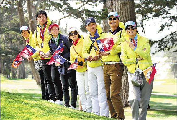 裙襬搖搖LPGA菁英賽開打,裙襬搖搖隊員們拿著國旗為台灣選手加油。(裙襬搖搖提供) 裙襬搖搖LPGA菁英賽開打,裙襬搖搖隊員們拿著國旗為台灣選手加油。(裙襬搖搖提供)