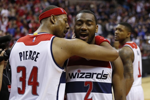 巫師當家後衛沃爾(John Wall)(右)與前鋒皮爾斯(Paul Pierce)相擁慶功。(USA Today Sports) 巫師當家後衛沃爾(John Wall)(右)與前鋒皮爾斯(Paul Pierce)相擁慶功。(USA Today Sports)