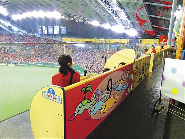札幌巨蛋中外野上方有「Kid’s Park」,專屬孩童的遊戲空間,且遊戲室前方就是家庭席,長沙發加上小桌子,家長轉個頭即可看到孩子玩樂的模樣。(記者郭羿婕攝) 札幌巨蛋中外野上方有「Kid’s Park」,專屬孩童的遊戲空間,且遊戲室前方就是家庭席,長沙發加上小桌子,家長轉個頭即可看到孩子玩樂的模樣。(記者郭羿婕攝)
