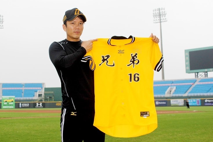 周思齊千安實戰球衣義賣。（聯盟提供）