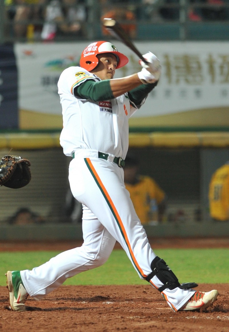 獅隊鄧志偉繳出三支三佳績。（資料照，記者黃志源攝）