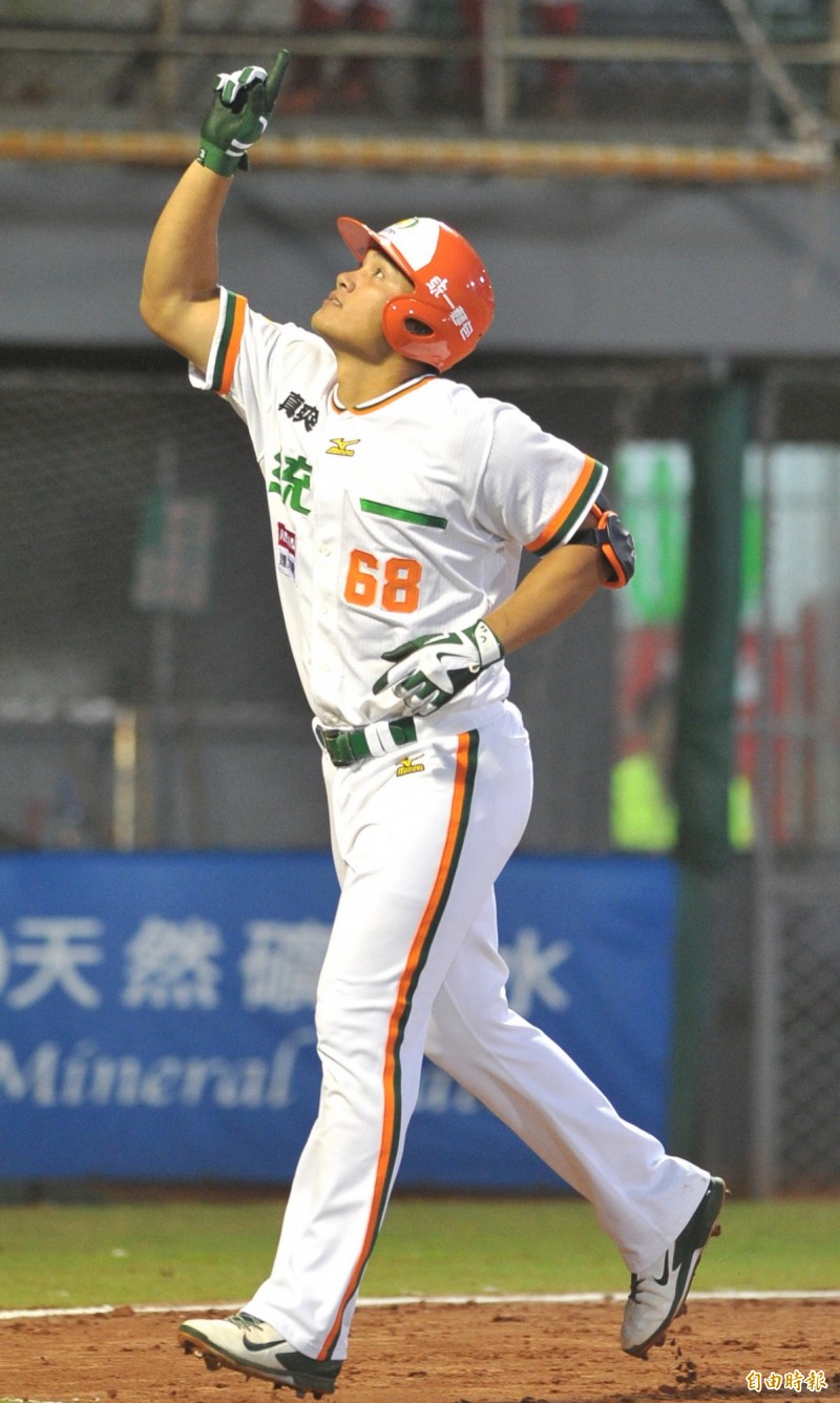 獅隊高國慶轟出生涯第100支全壘打（記者黃志源攝）