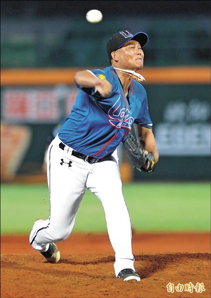 桃猿隊老將曾孟承後援無責失,拿下勝投與單場MVP。(記者黃志源攝) 桃猿隊老將曾孟承後援無責失,拿下勝投與單場MVP。(記者黃志源攝)