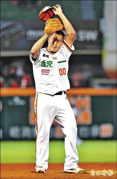 統一獅郭泓志於8局登板後援再度「放火」,狂丟4分吞下敗仗。(記者黃志源攝) 統一獅郭泓志於8局登板後援再度「放火」,狂丟4分吞下敗仗。(記者黃志源攝)
