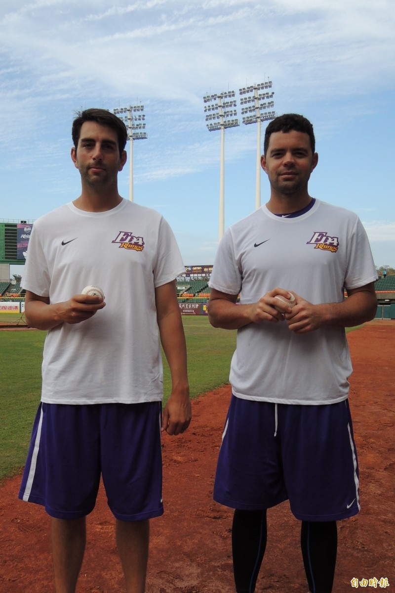 義大犀牛新洋投飛克（左）、何南德報到（記者徐正揚攝）