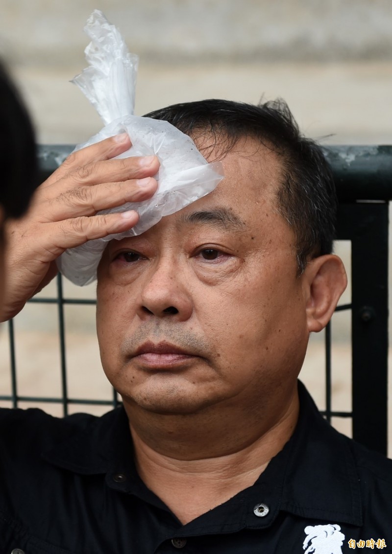 前內政部長余政憲被球擊中。（記者簡榮豐攝）