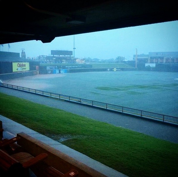 球場一度受暴洪影響而變成游泳池。（圖擷取自instagram）