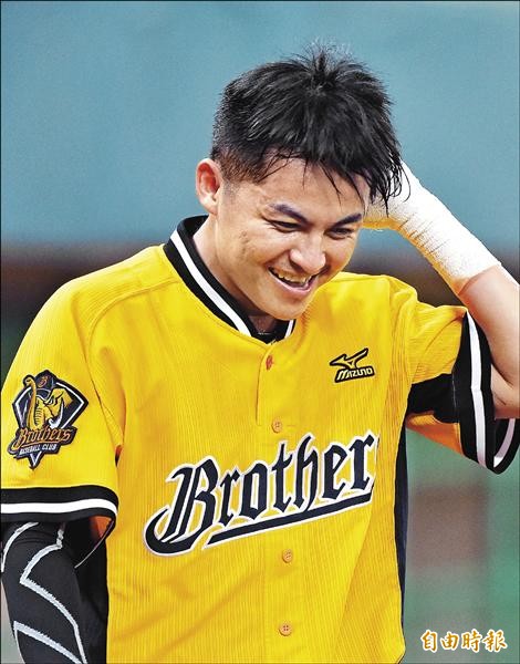 黃仕豪敲出致勝安,獲選單場MVP。(記者張忠義攝) 黃仕豪敲出致勝安,獲選單場MVP。(記者張忠義攝)