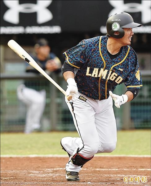 桃猿郭嚴文昨天連3打席敲安,連續31場安打追平聯盟紀錄,臉上滿是笑容。(記者陳志曲攝) 桃猿郭嚴文昨天連3打席敲安,連續31場安打追平聯盟紀錄,臉上滿是笑容。(記者陳志曲攝)