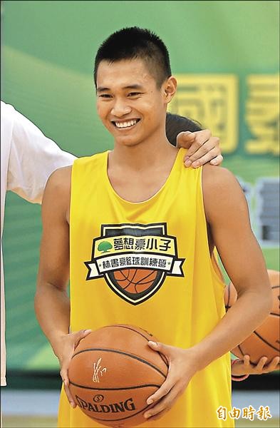 三民家商陳諾以接受林書豪的指導。(記者王敏為攝) 三民家商陳諾以接受林書豪的指導。(記者王敏為攝)