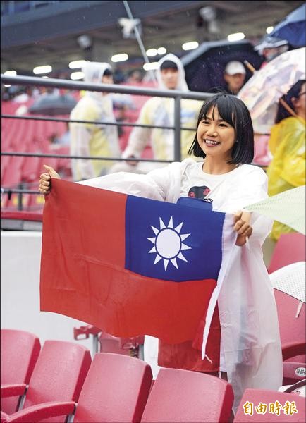熱血球迷帶著國旗在雨中等候台灣隊出賽。(特派記者林正堃攝) 熱血球迷帶著國旗在雨中等候台灣隊出賽。(特派記者林正堃攝)