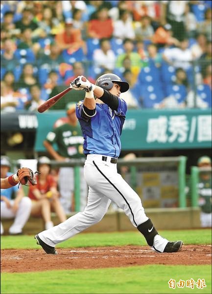 中信兄弟張志豪首局敲出兩分彈。(記者廖耀東攝) 中信兄弟張志豪首局敲出兩分彈。(記者廖耀東攝)