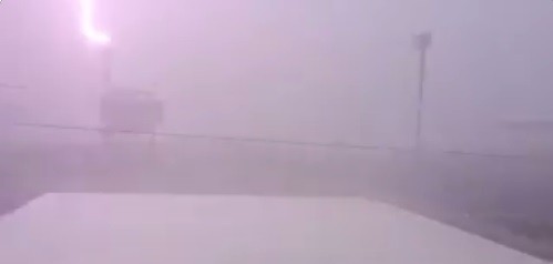 遭雷擊的記分板故障，需耗2週工時搶修（取自影片截圖）
