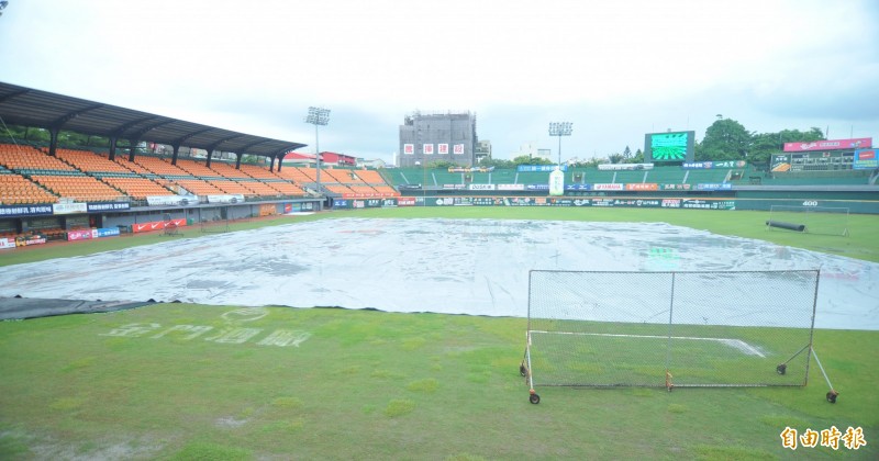 棒球極受天候環境影響的運動，圖為臺南棒球場因雨延賽的畫面（資料照，記者黃志源攝）