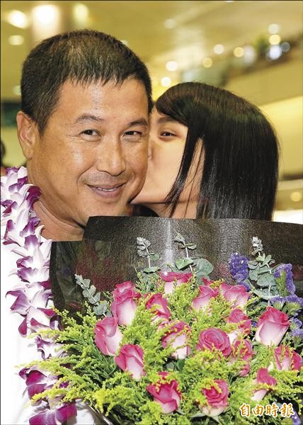 台灣隊總教練郭李建夫的女兒特別到機場向父親獻花獻吻。(記者姚介修攝) 台灣隊總教練郭李建夫的女兒特別到機場向父親獻花獻吻。(記者姚介修攝)