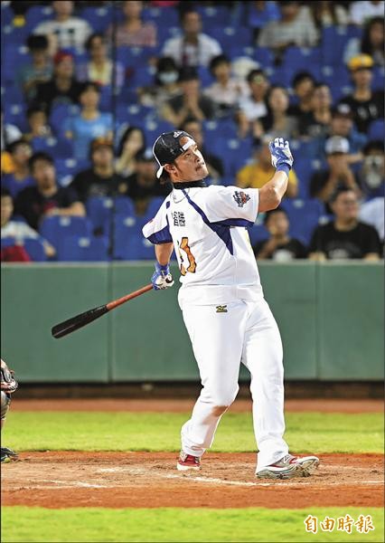 全壘打大賽決賽上演桃猿內戰,最後由「大師兄」林智勝擊敗陳俊秀,抱走冠軍。(記者廖耀東攝) 全壘打大賽決賽上演桃猿內戰,最後由「大師兄」林智勝擊敗陳俊秀,抱走冠軍。(記者廖耀東攝)