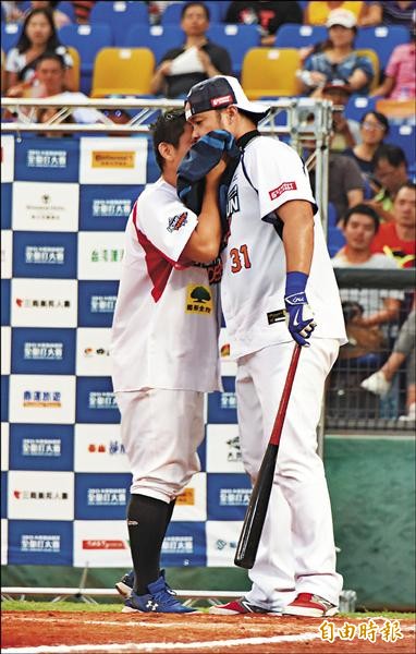 劉時豪偷吻林智勝。(記者石毓琪攝) 劉時豪偷吻林智勝。(記者石毓琪攝)