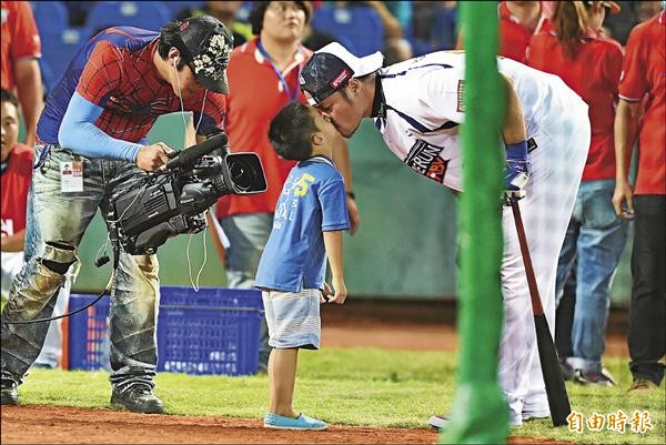 林智勝父子親親。(記者廖耀東攝) 林智勝父子親親。(記者廖耀東攝)