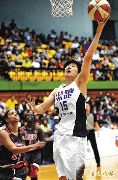 老大姐劉君儀攻下14分，帶領學妹以31分之差大勝美國。（記者林正堃攝）