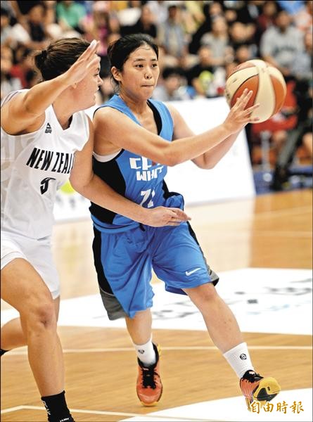 台灣小將黃湘茹首度入選台灣白,就對紐西蘭投進逆轉三分球。(記者林正堃攝) 台灣小將黃湘茹首度入選台灣白,就對紐西蘭投進逆轉三分球。(記者林正堃攝)