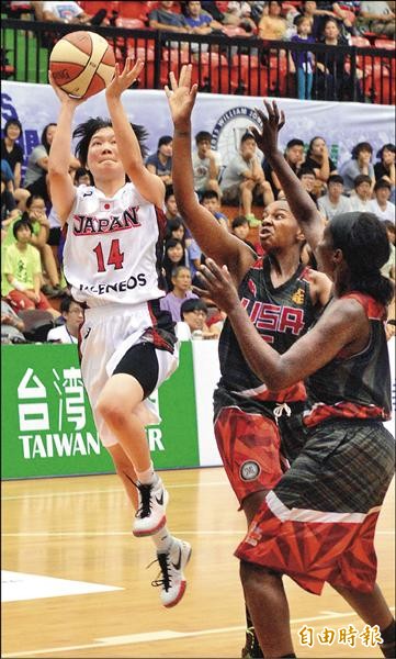 瓊斯盃女籃日本對美國,日本隊藤岡麻菜美(左)完成「大三元」,助日本擊敗美國。(記者王藝菘攝) 瓊斯盃女籃日本對美國,日本隊藤岡麻菜美(左)完成「大三元」,助日本擊敗美國。(記者王藝菘攝)