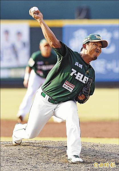 獅隊先發投手王鏡銘拿下本季對猿隊首勝。（記者陳志曲攝）