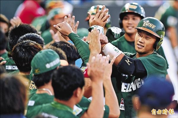 統一獅劉芙豪（右）在四局上敲出左外野方向全壘打。（記者陳志曲攝）