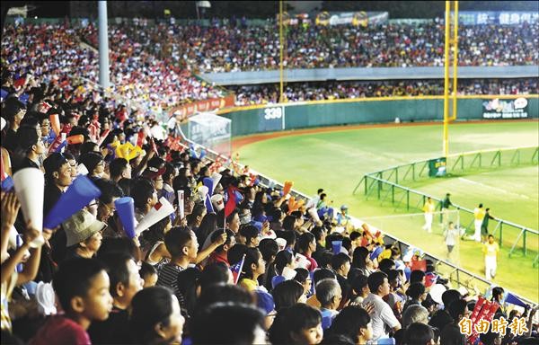 台美爭霸門票秒殺,台南球場湧進滿場球迷為小球員加油。(記者黃志源攝) 台美爭霸門票秒殺,台南球場湧進滿場球迷為小球員加油。(記者黃志源攝)