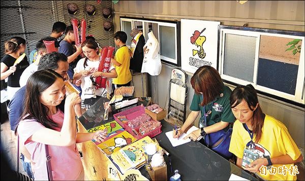 史努比商品攤位總是擠滿購買人潮。(資料照,記者黃志源攝) 史努比商品攤位總是擠滿購買人潮。(資料照,記者黃志源攝)